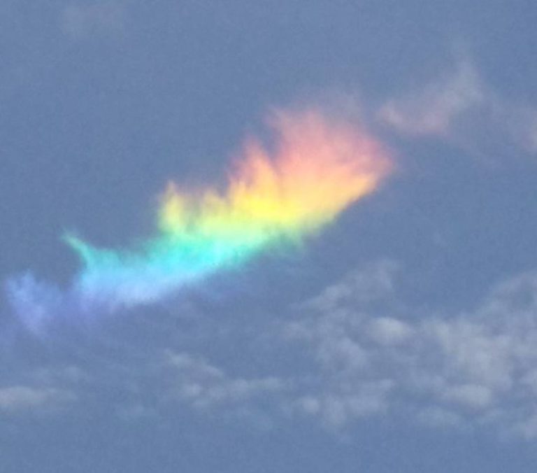 虹色の雲が出現 幸せを呼ぶ 環水平アークを徹底紹介